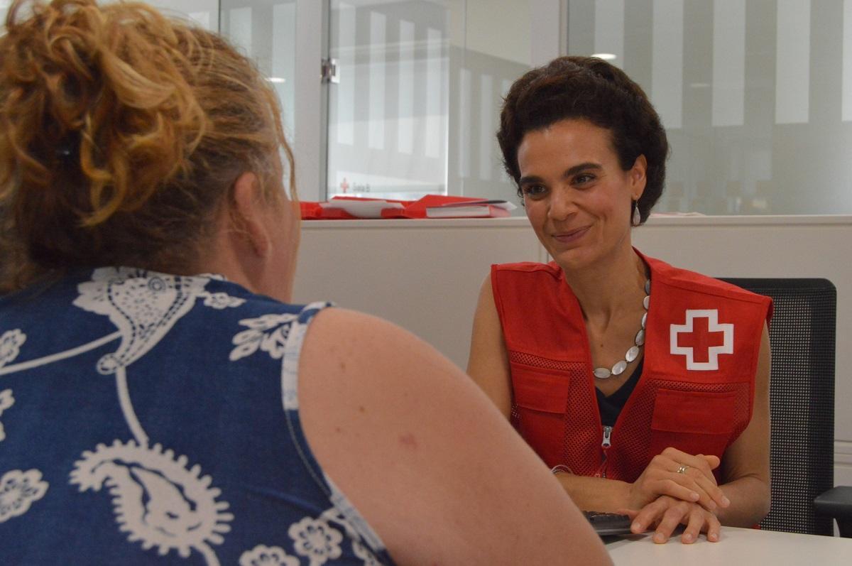 Una voluntaria de Cruz Roja atiende a una mujer.