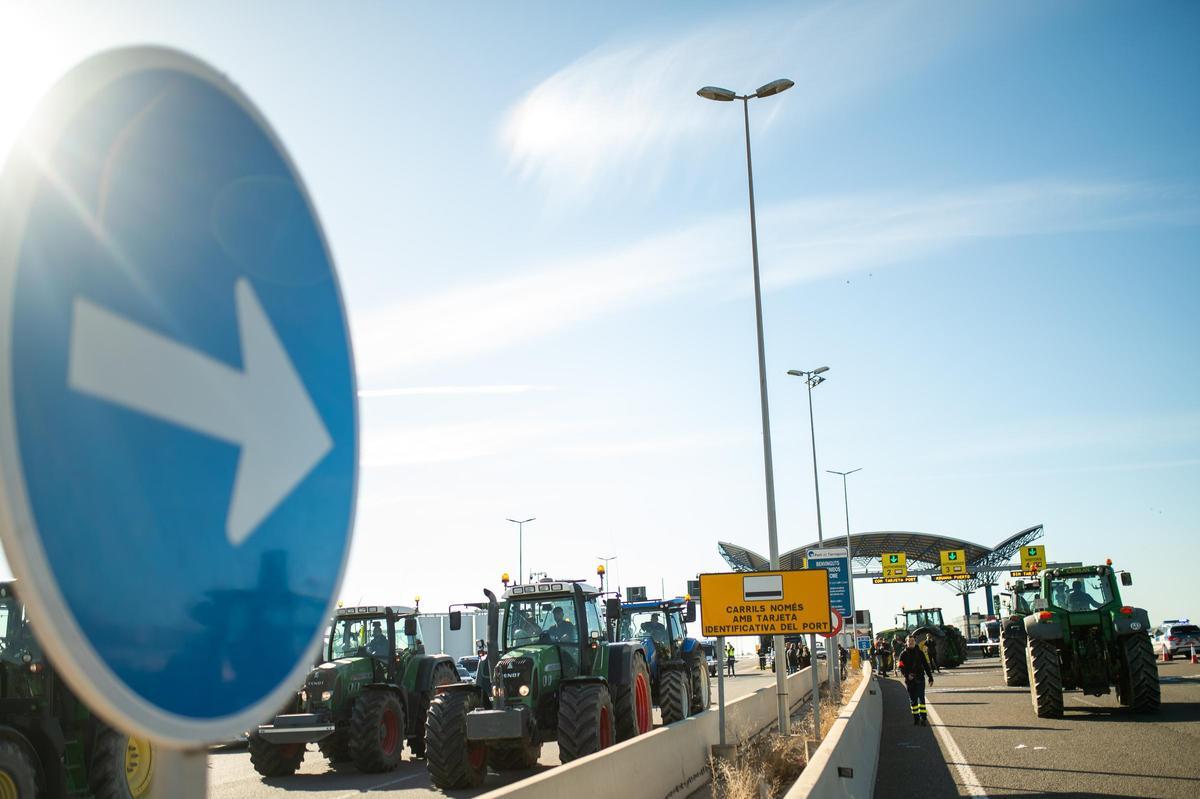 Los tractores bloquean el acceso al puerto de Tarragona