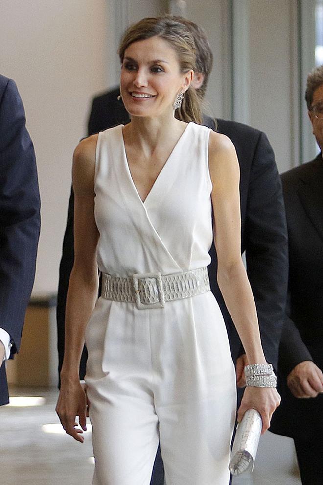 Letizia Ortiz con mono blanco de Massimo Dutti