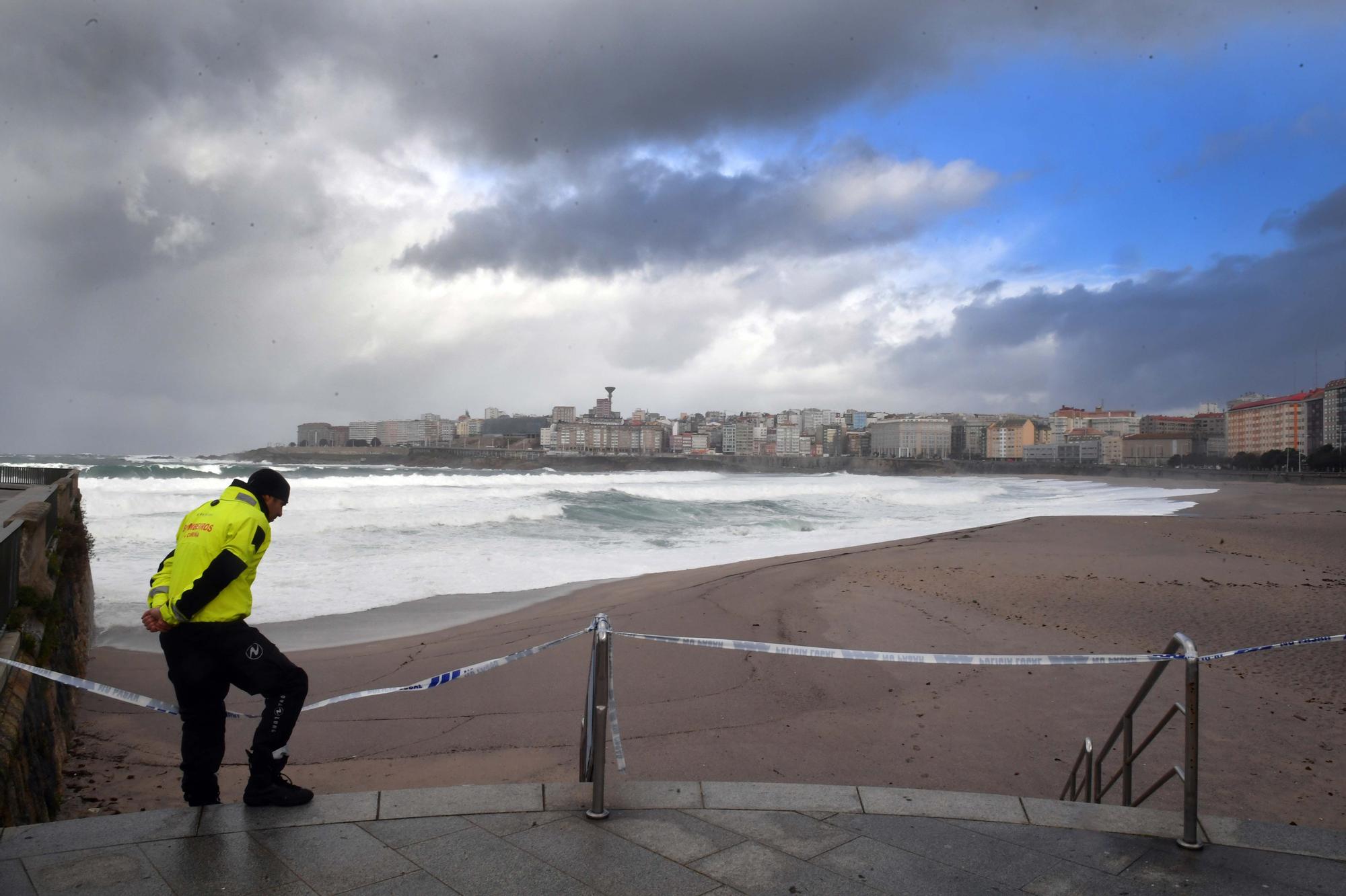 A Coruña en alerta roja: Temporal con fuerte oleaje en Riazor y rachas de más de 100 kilómetros por hora