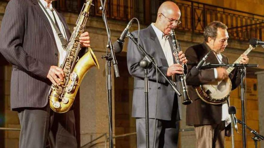 Una banda de música swing, sobre el escenario.