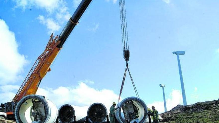 Operarios trabajan en las obras de un parque eólico en Galicia. |   // BERNABÉ