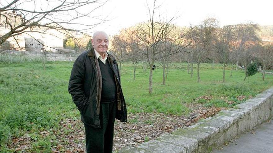 El párroco de Darbo,en  la plantación de castaños que emprendió a cabo después de que los feligreses rechazaran su propuesta.