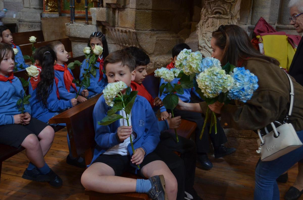 Ofrenda floral del colegio San Vicente de Paúl de Benavente a la Virgen de la Vega, en imágenes