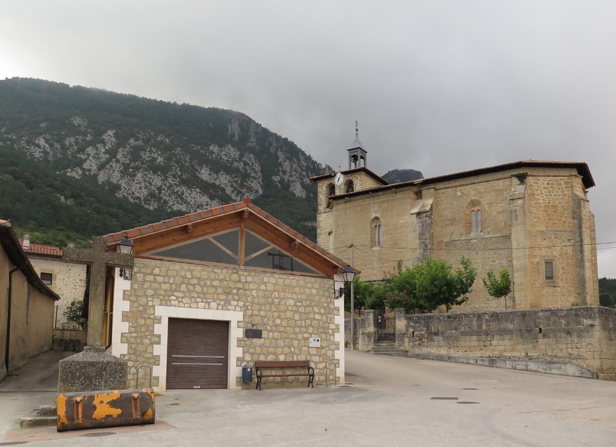 Plaza de Bachicabo y su iglesia de San Martín