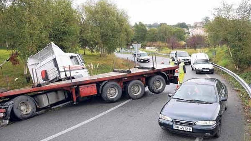 El camión que hizo &quot;la tijera&quot; en la salida sur de Pontevedra en la AP-9 .