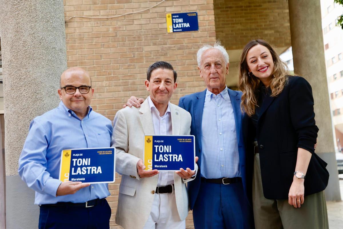 Paco Borao y Rocío Gil junto a los hijos de Toni Lastra