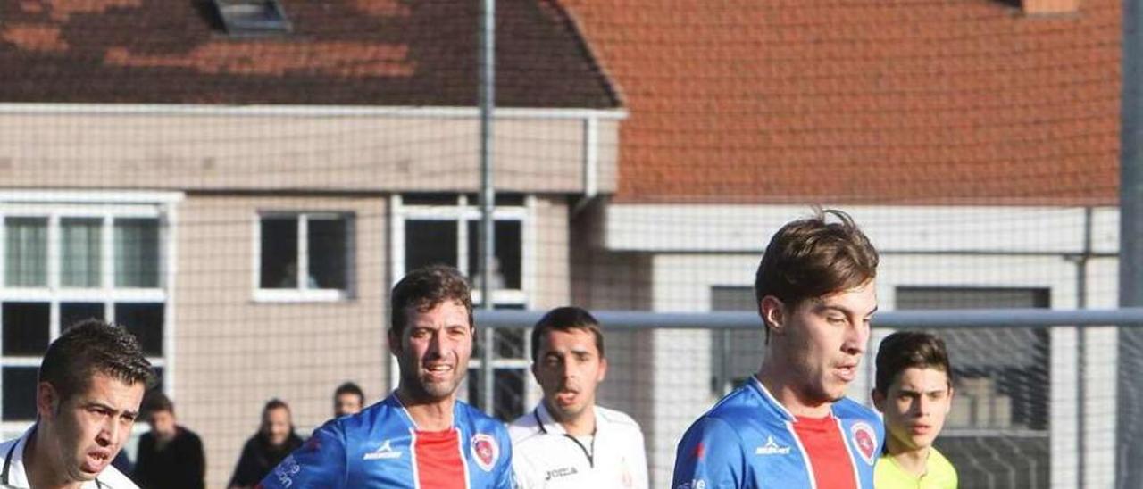 Omar controla un balón, en el partido disputado en el campo de Eiroás. // Iñaki Osorio