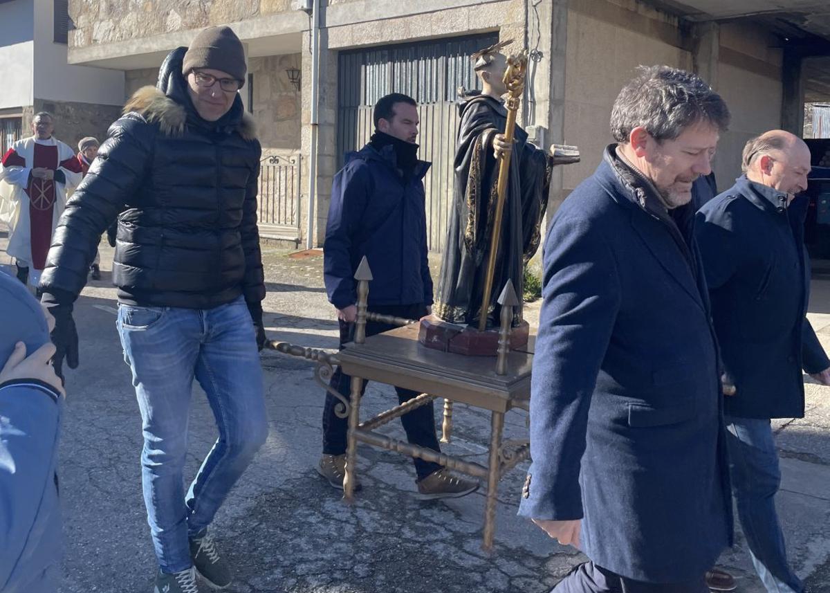 Vecinos arropan al santo en la tradicional procesión de su fiesta.  | CEDIDA