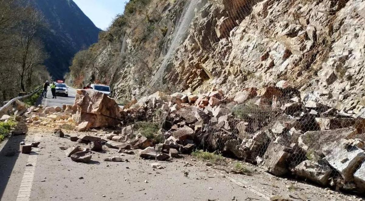 Argayo que cortó el Corredor del Narcea el pasado mes de febrero en la zona de la presa de Calabazos.