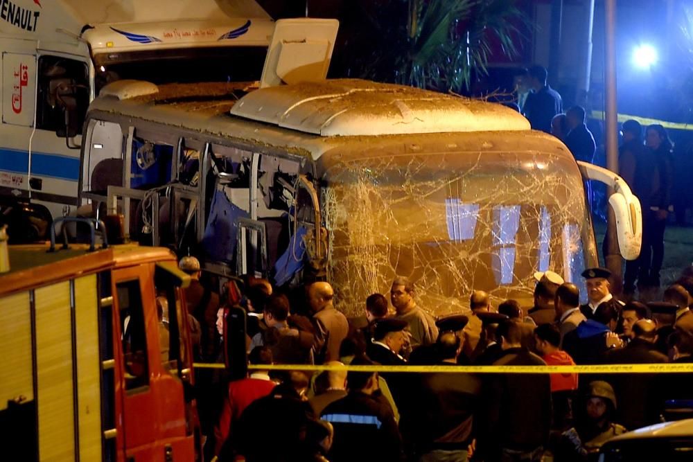 Las fotos del bus tras la explosión en El Cairo.