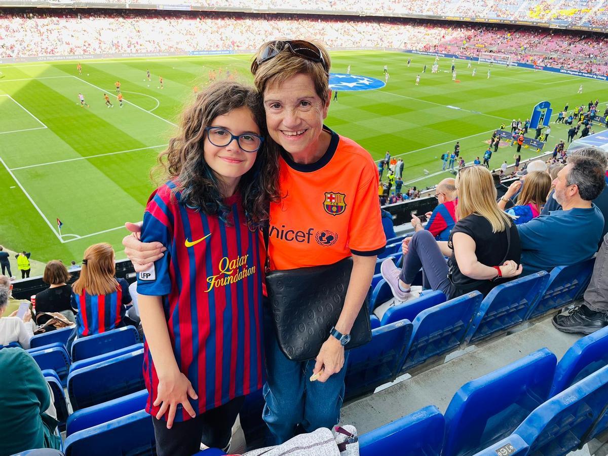 Antonia Carbonell durante un partido en el Camp Nou con su nieta