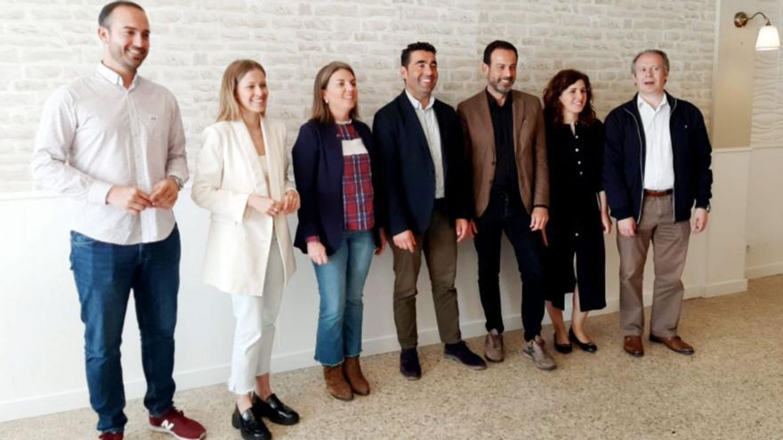 El presidente provincial del PP, Luis López (centro), junto a los candidatos del PP de los municipios del Baixo Miño.