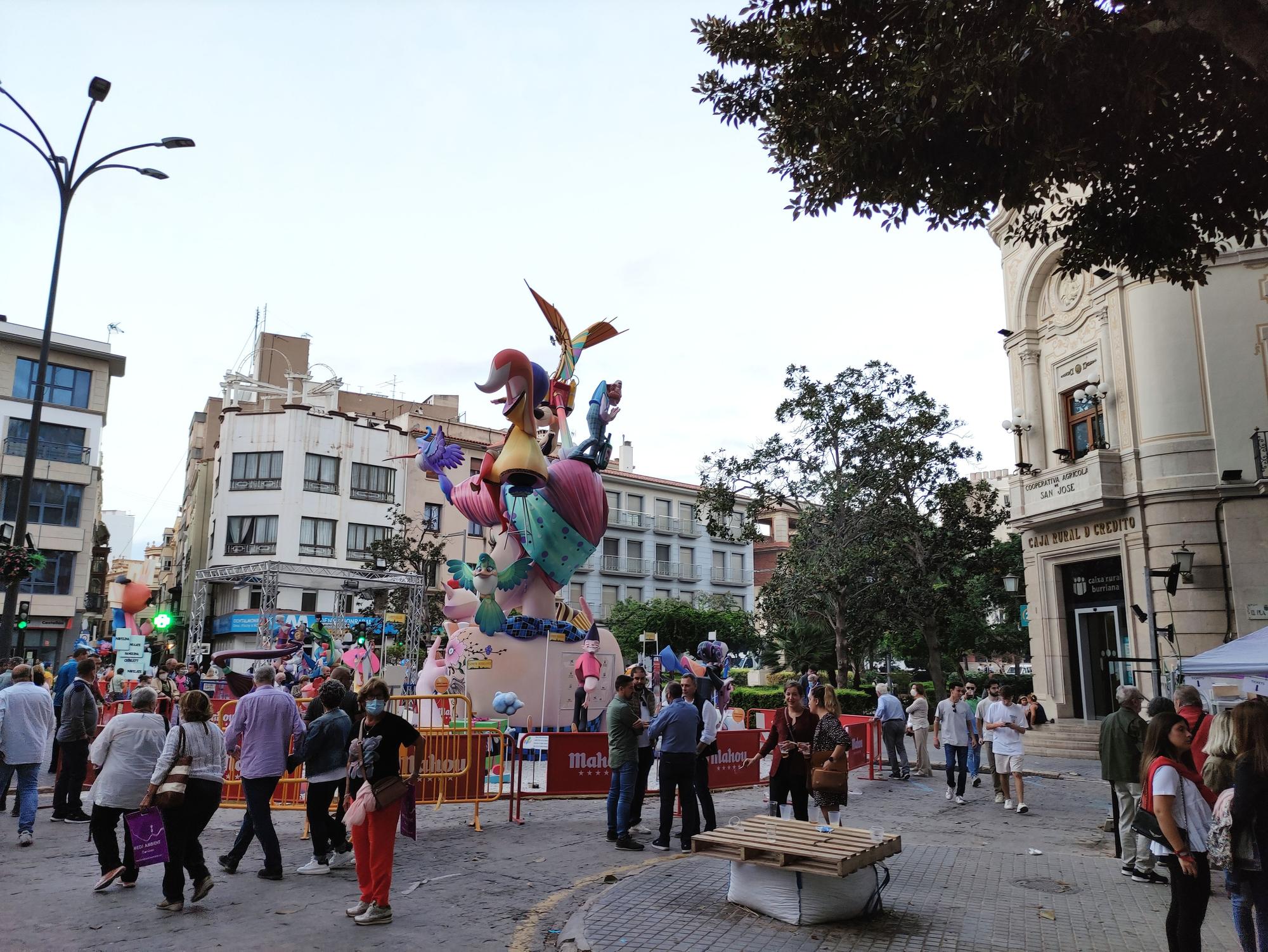 Calles llenas en Burriana en la víspera de la 'cremà'