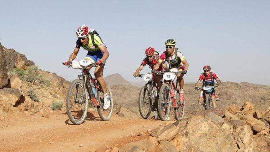 Enrique Morcillo, del equipo Scott, gana la etapa reina de la Titan Desert