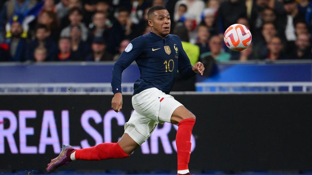 Kylian Mbappé persigue el balón durante el partido entre Francia y Austria