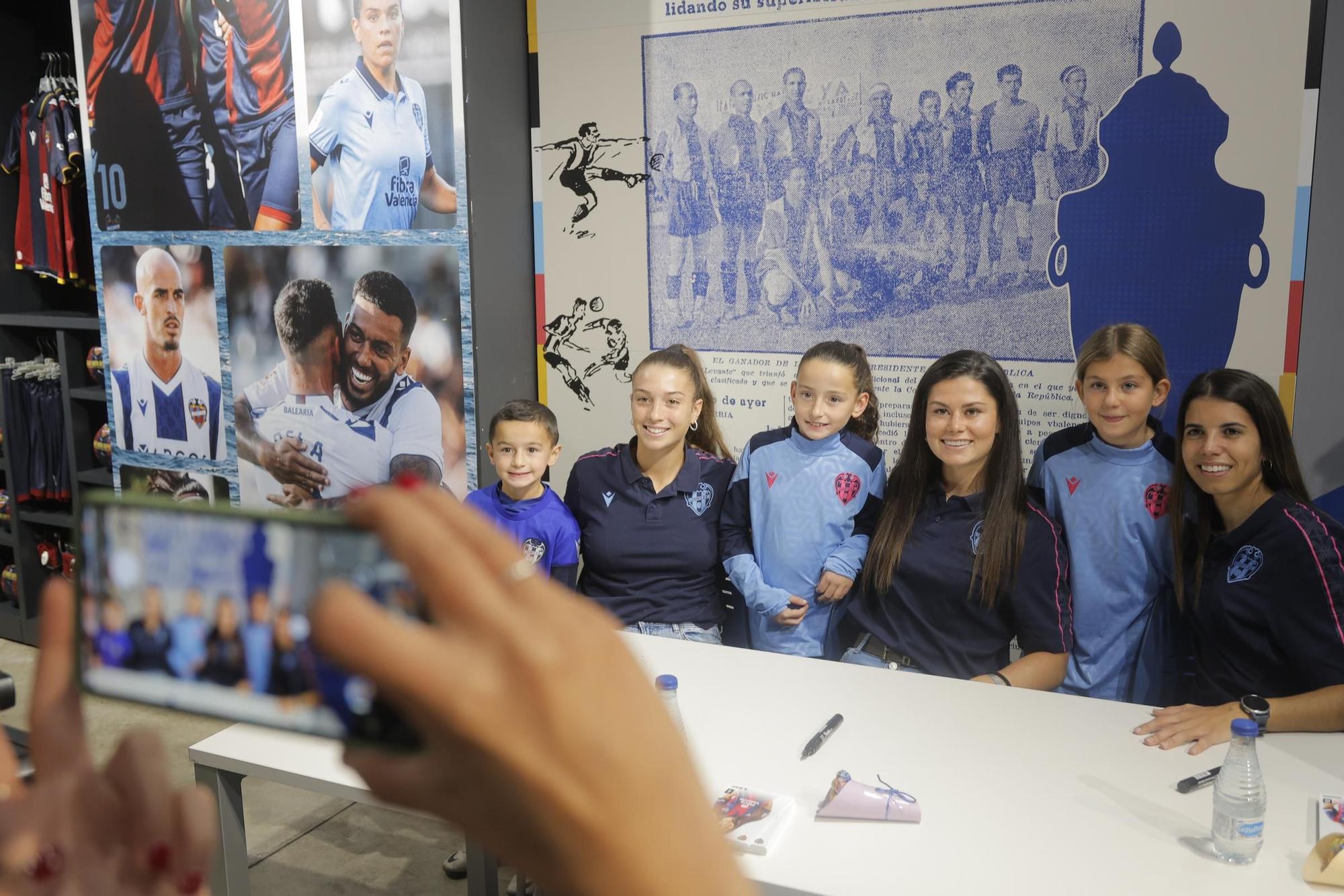 Meet&Greet con las futbolistas Alba Redondo, María Méndez y Silvia Lloris con aficionados