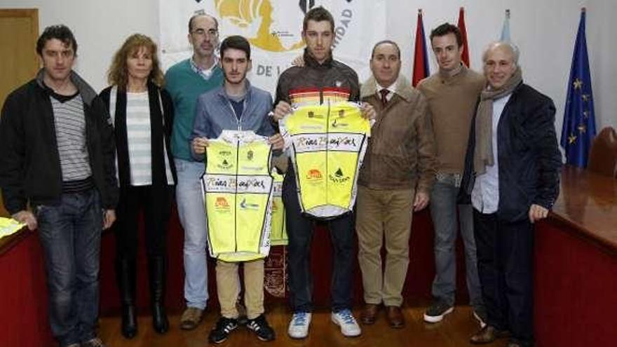 Brais Rodríguez y Jacobo Ucha, con su nuevo maillot. // José Lores