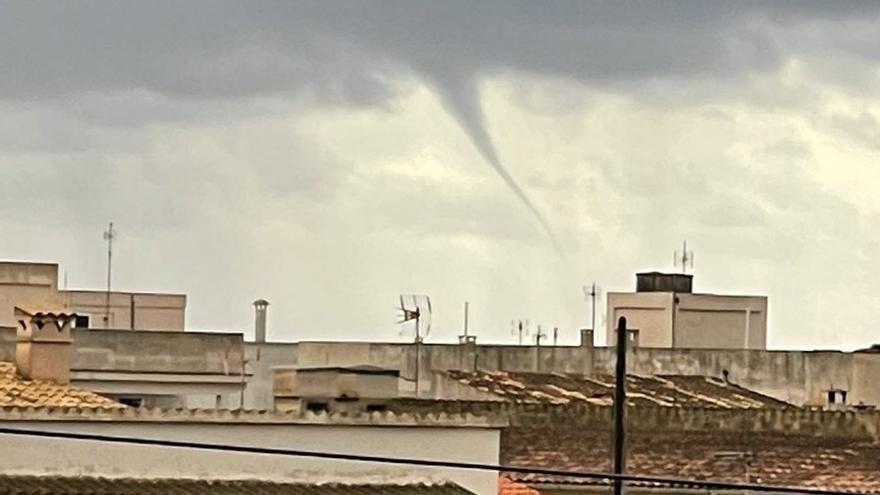 Windhose an der Küste bei Sa Ràpita und Colònia de Sant Jordi, am 23.11.2021.