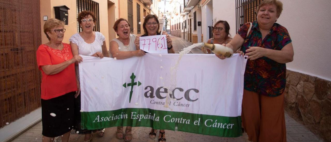 Representantes de la asociación contra el cáncer, celebrando el premio ayer. | DANIEL TORTAJADA