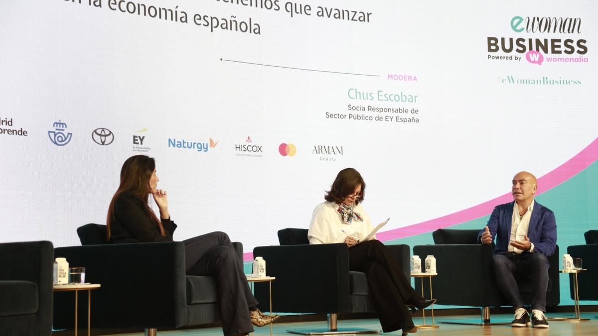 Marta Echarri, Directora General en España y Portugal de Banco N26; Chus Escobar, socia responsable de Sector Público de EY España y Kike Sarasola, presidente y fundador de Room Mate Group.