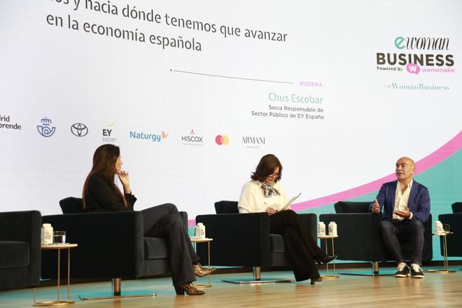 Marta Echarri, Directora General en España y Portugal de Banco N26; Chus Escobar, socia responsable de Sector Público de EY España y Kike Sarasola, presidente y fundador de Room Mate Group.