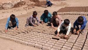 Varios niños afganos trabajan en un horno de ladrillos en una imagen de archivo.