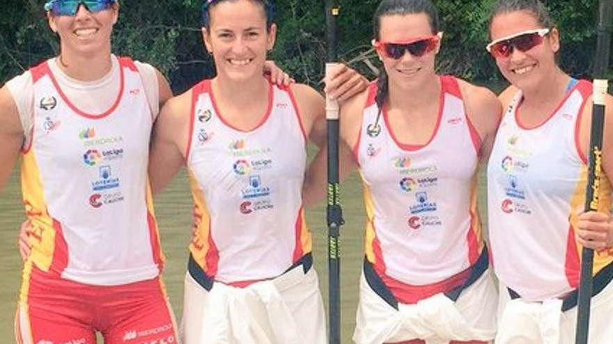 Las zamoranas Eva Barrios -primera por la izquierda- y Laura Pedruelo -tercera- con sus compañeras del K4.