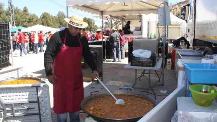 Imagen de las paellas que se cocinaron ayer en la explanada del Viaducto.