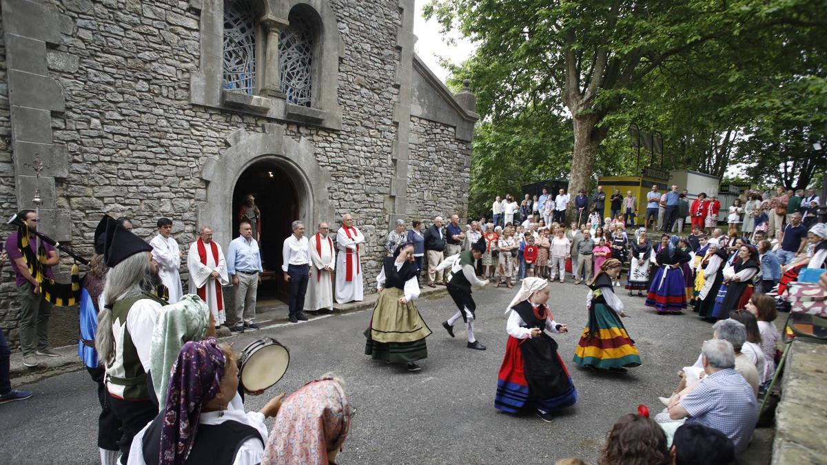 Vecinos de Castiello en una pasada edición de sus fiestas tradicionales.