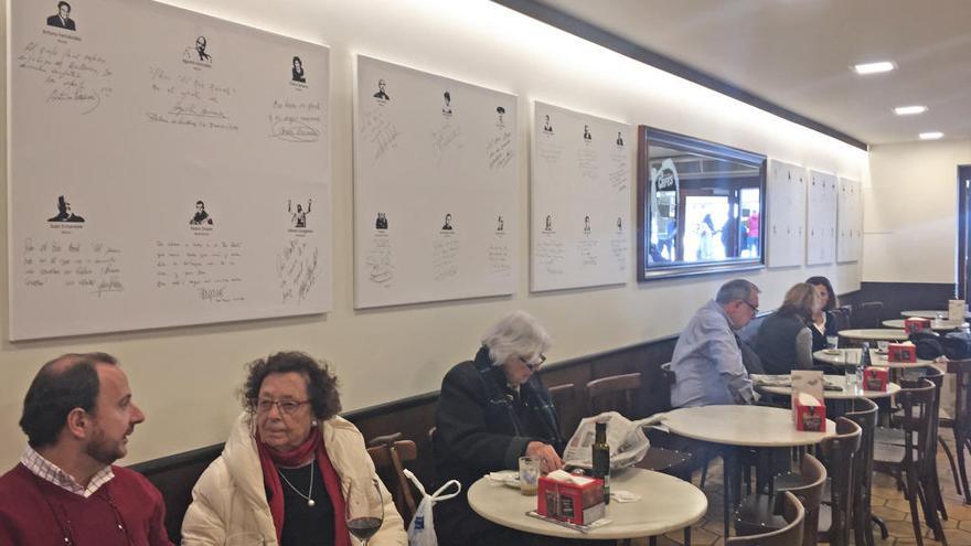 El bar Bosch expone dedicatorias de personajes famosos que han sido clientes