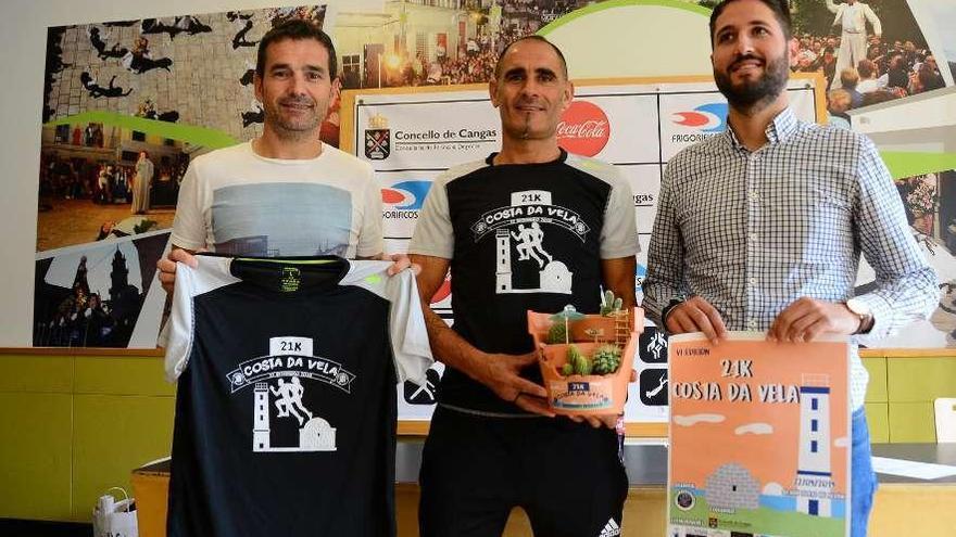 Marcos Torres, Ricardo Verde y Hugo Fandiño con la camiseta, un trofeo y el cartel de la prueba. // G.N.