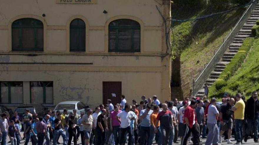 Grupos de mineros se concentraron ayer en el pozo Candín, donde están encerrados cinco trabajadores.