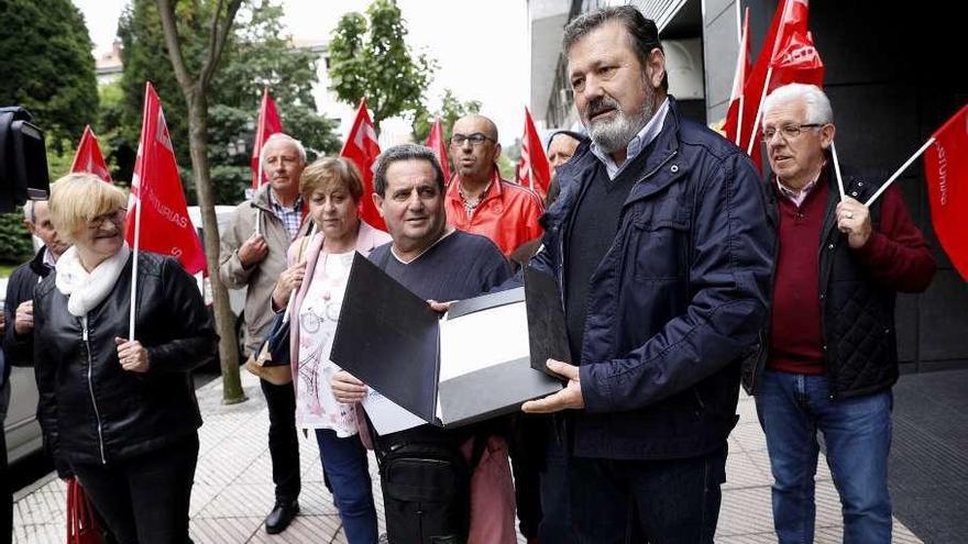 Entregan en Oviedo 6.000 firmas en defensa de las pensiones públicas