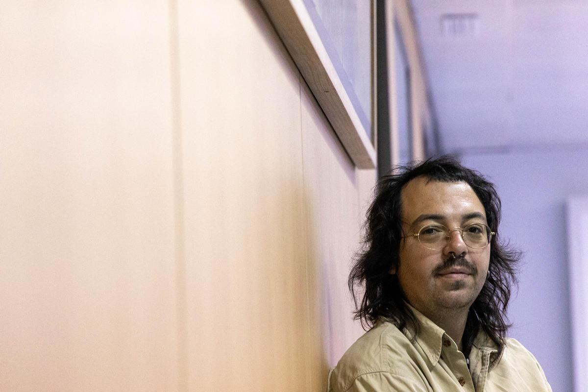 Borja Navarro, autor de "Perros de caza", en la sede de INFORMACIÓN en Alicante