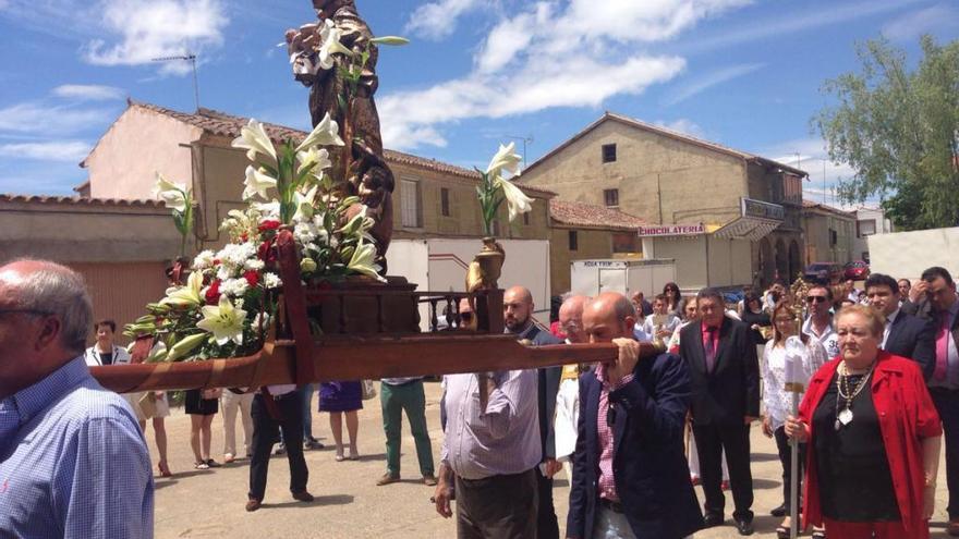 San Antonio es sacado en procesión.