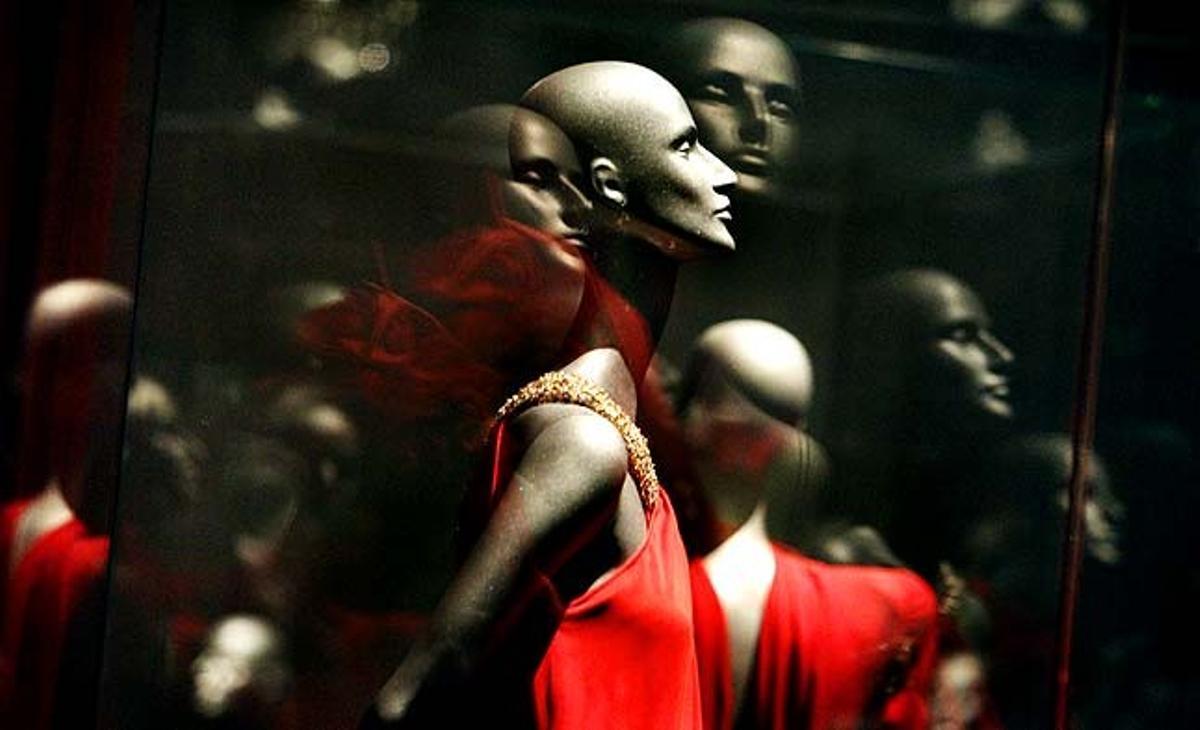 Un maniquí exposa un vestit vermell de Valentino, durant una vista prèvia de l’exposició ’Valentino, retrospectiva: passat / present / futur, que presenta l’obra del famós dissenyador de moda italià a Resorts World Sentosa (Singapur).