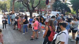 Famílies afectades pel possible tancament del Col·legi Boix de Badalona reclamen solucions davant Educació