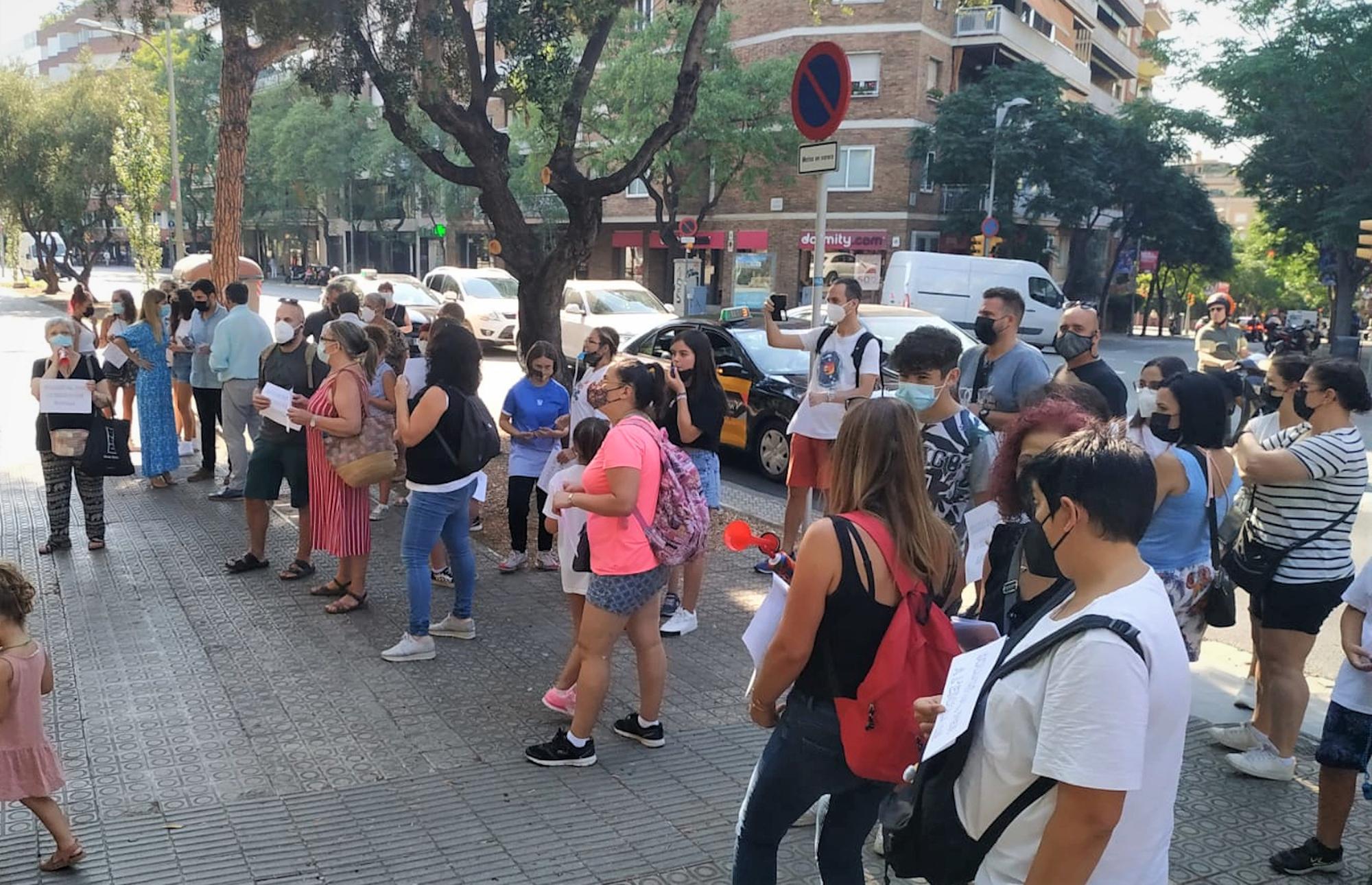 Familias del Col·legi Boix de Badalona concentradas a las puertas del Departament d'Educació.