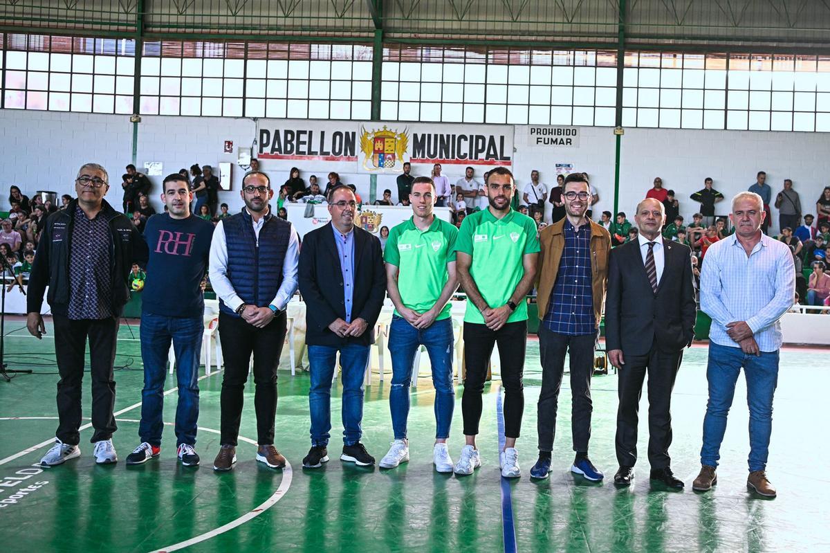 El presidente del Elche, Joaquín Buitrago, junto a Gonzalo Verdú, Carlos Clerc, el alcalde de Novelda y los representantes de la Federación de Peñas