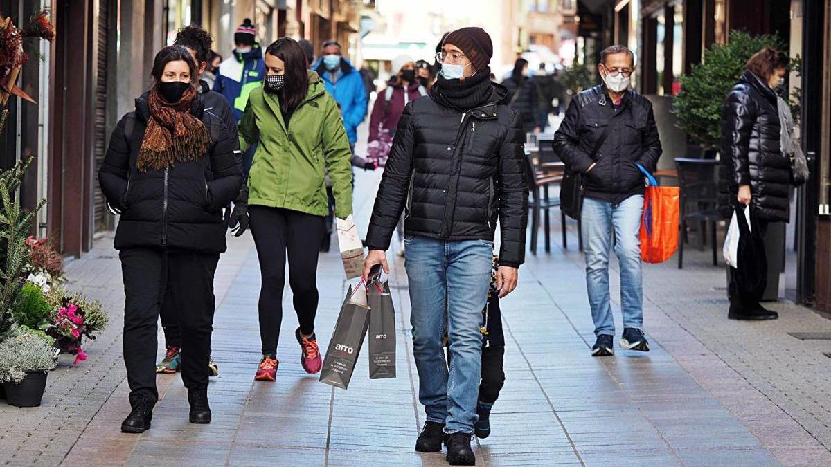 Un carrer de Puigcerdà, durant el pont de la Constitució.