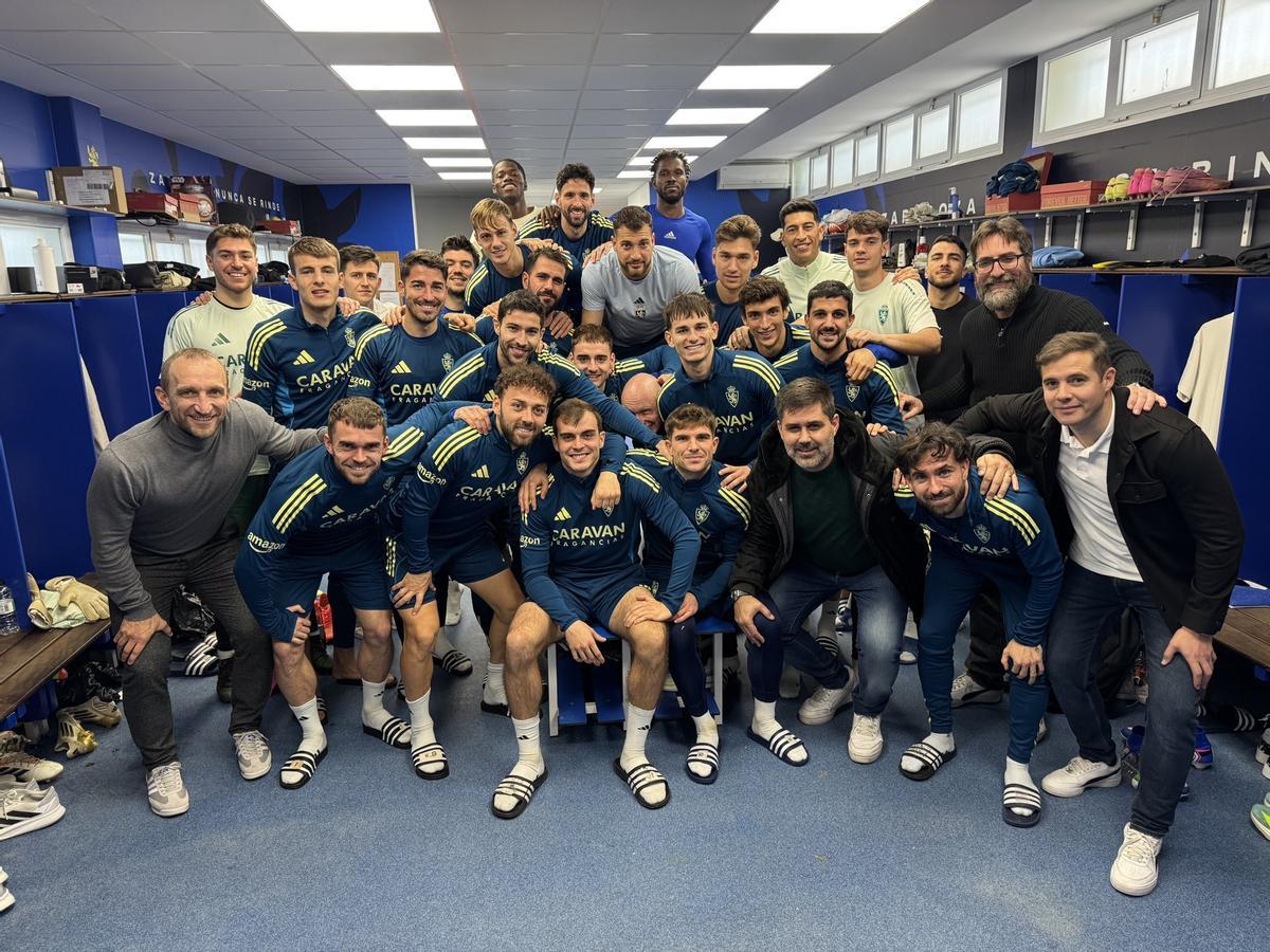 Los jugadores del Real Zaragoza, con Aganzo, Rivas.