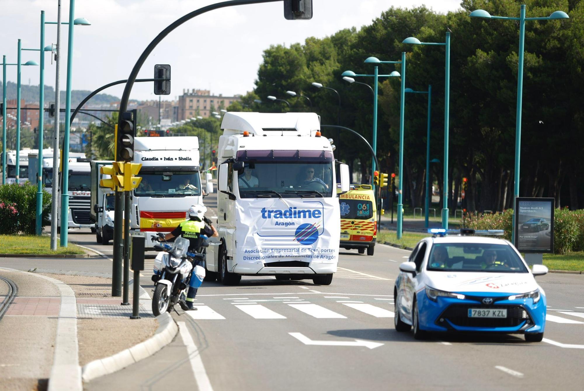 En imágenes | Una treintena de camiones honran en Zaragoza a San Cristóbal, el patrón de los conductores
