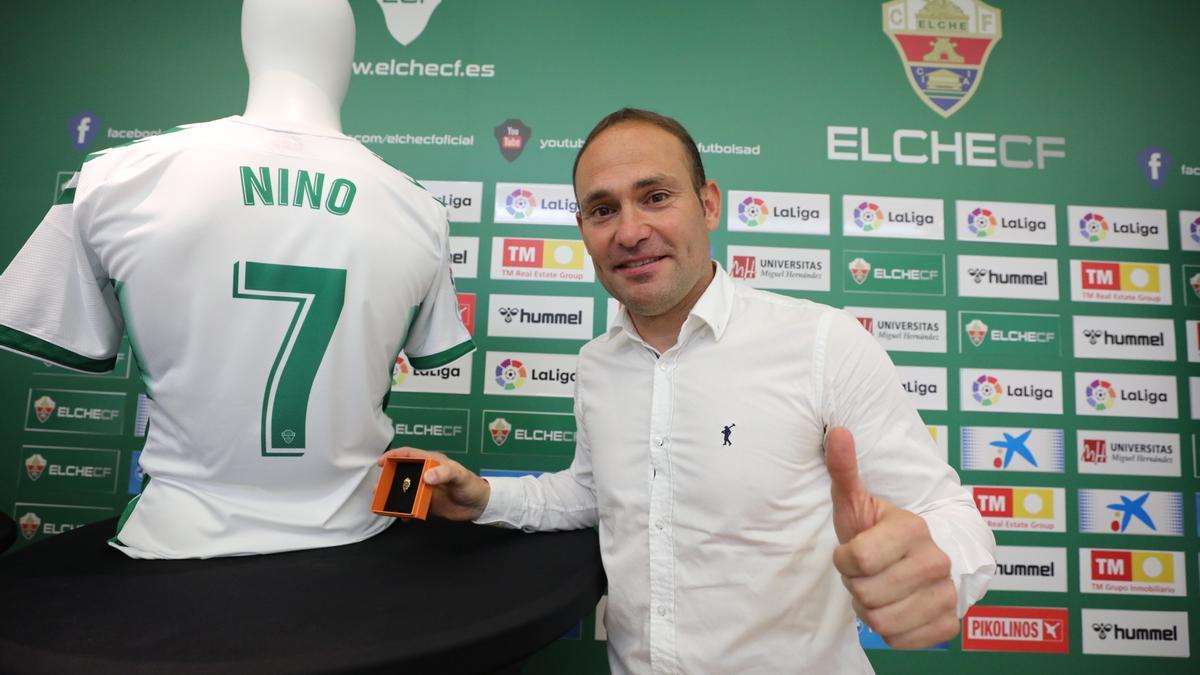 Nino, con el pulgar hacia arriba, un pin y su camiseta en su despedida como jugador del Elche CF.