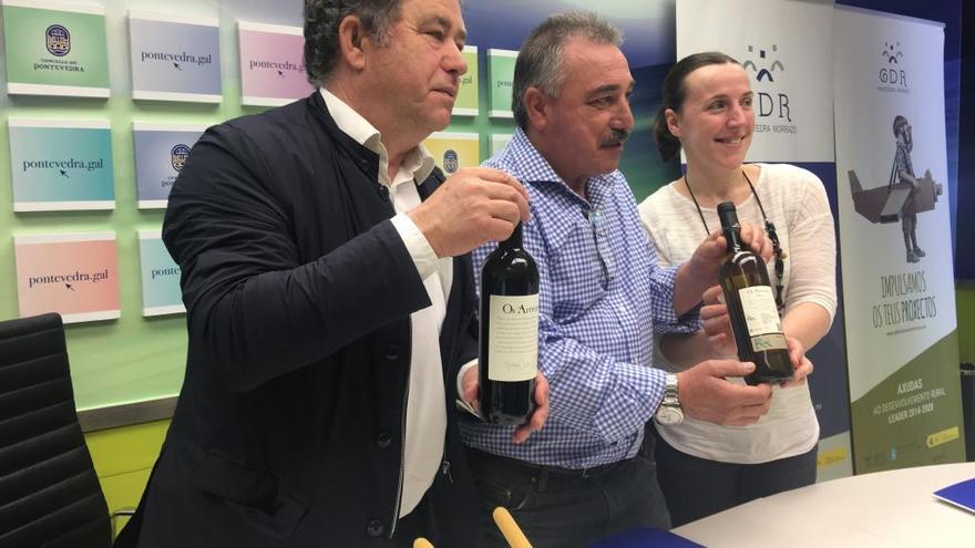 Lores, Guillermo Martínez y Ornela Fernández con el vino ya etiquetado bajo el amparo de la IXP Ribeiras do Morrazo de la bodega &quot;Os Areeiros&quot;.