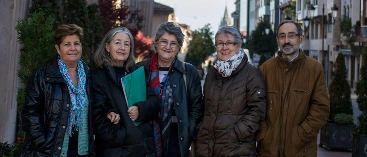 Por la izquierda, Baudí Lozano, María Asunción Rodríguez Lasa, Paloma Rodríguez, Nieves Fernández y Miguel García.