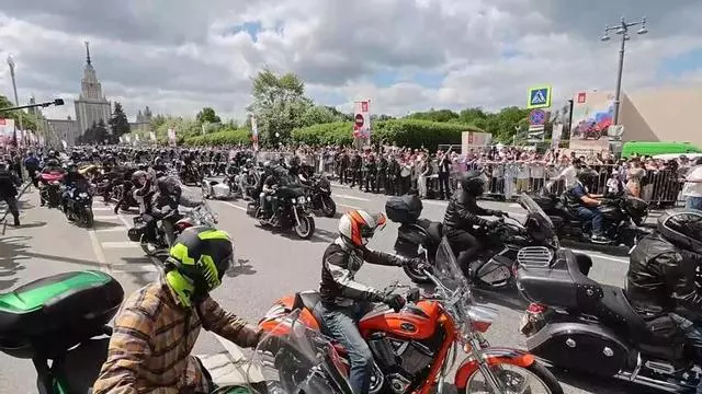 Motociclistas recorren Moscú en la apertura de la temporada motera