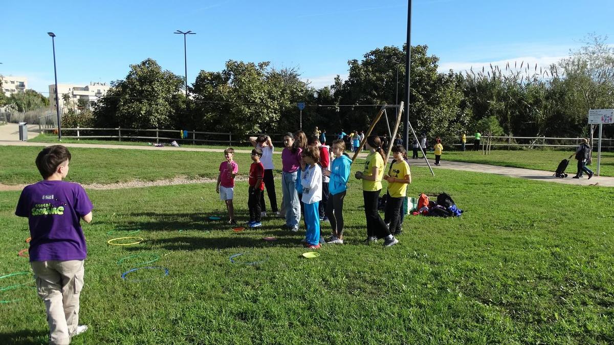 Una Gincana en el Bosque de la Infancia marcó el inicio de la programación de la Semana de la Infancia en Quart de Poblet