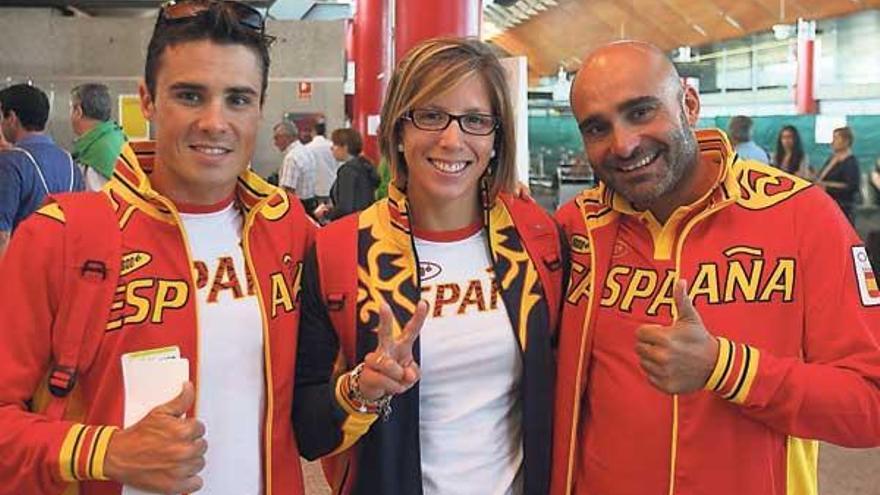 Javier Gómez Noya, Teresa Portela y Daniel Brage, en la mañana de ayer en el aeropuerto de Peinador. // Jesús de Arcos