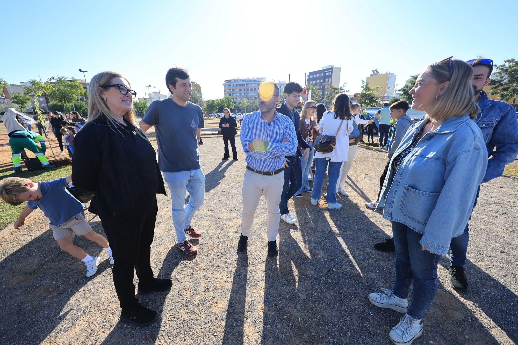  Éxito de la plantación de árboles por parte de personal y familias de Pamesa Grupo Empresarial en la Ciutat Esportiva Municipal de Vila-real que ha tenido lugar en la mañana. de este sábado La acción, que forma parte de la Responsabilidad Social Corporativa del grupo, está incluida en la programación del 20.º Mes de la Sostenibilidad de la Concejalía de Medio Ambiente.